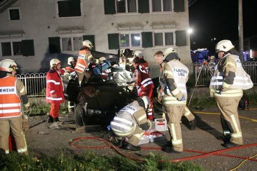 Das Duell endete für die vier Insassen mit einem schweren Unfall.